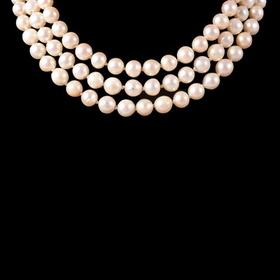 Lot 267 - A three row cultured pearl choker necklace.