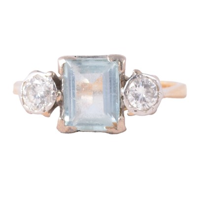 Lot 26 - An aquamarine and diamond ring.