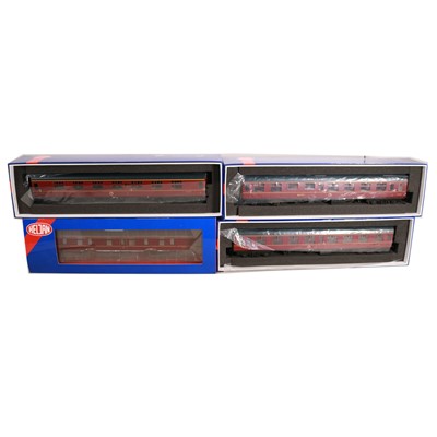 Lot 7 - Heljan, four O-gauge scale model railway corridor coaches