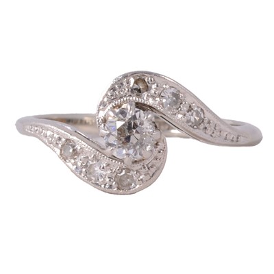 Lot 59 - A diamond crossover ring.