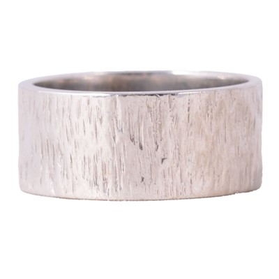 Lot 113 - A white metal wedding band.