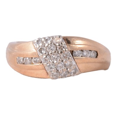 Lot 87 - A modern diamond dress ring.
