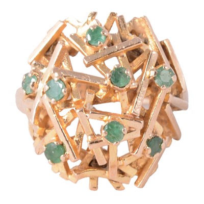 Lot 24 - A vintage emerald dress ring.