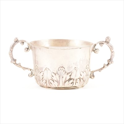 Lot 601 - Charles II small porringer, maker's mark SH over a pellet, London 1680