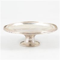 Lot 123 - James II silver paten, maker's mark fleur-de-lys, London, 1688.