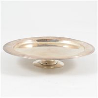Lot 122 - William III silver pedestal paten, maker's mark E? under three pellets, London, 1694.