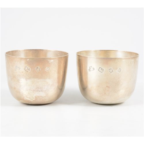 Lot 98 - Pair of silver tumblers, Hennell, Frazer & Haws, London, 1970.