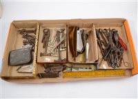 Lot 215 - A tray of small antique and later collectables