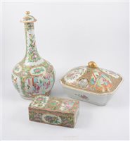 Lot 32 - Three Chinese famille rose items
