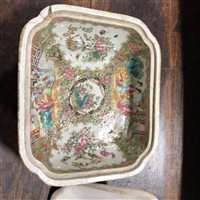 Lot 32 - Three Chinese famille rose items