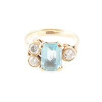 Lot 171 - An aquamarine and diamond contemporary four stone ring