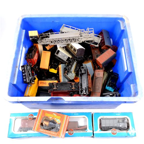 Lot 22 - A tub of loose OO gauge railways rolling stock