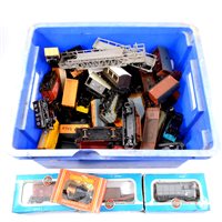 Lot 22 - A tub of loose OO gauge railways rolling stock