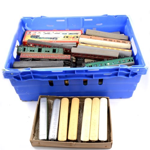 Lot 21 - Large quantity of OO gauge railways passenger coaches