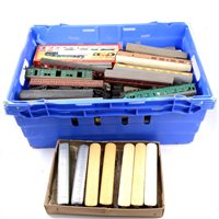 Lot 21 - Large quantity of OO gauge railways passenger coaches