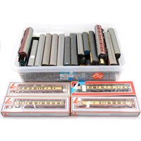 Lot 20 - Large quantity of OO gauge railways passenger coaches