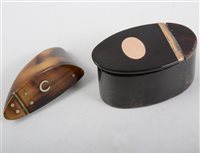 Lot 235 - A Georgian oval horn snuff box with hinged cover, inset with a vacant oval rose metal initial plate