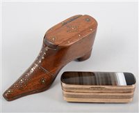 Lot 233 - An yellow metal oval match case with hinged black and white banded agate cover and cornelion base with striker cross etched into stone