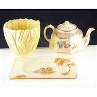 Lot 46 - A quantity of decorative pottery