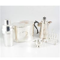 Lot 128 - A quanity of silver plated wares, including a biscuit box with gadrooned edging and floral decoration to lid