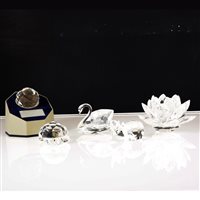 Lot 63 - Eighteen pieces of Swarovski crystal