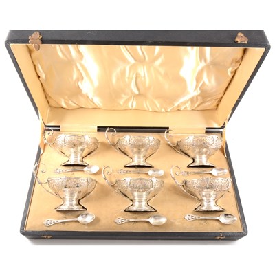 Lot 142 - Set of six silver grapefruit bowls, Walker & Hall, Birmingham 1928
