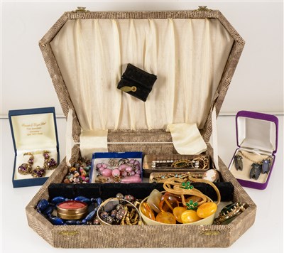 Lot 211 - A quantity of vintage jewellery, natural tigers eye beads, apple coral beads, rough amber coloured beads, freshwater pearls, lapis and freshwater pearls, bracelet watches, sautoir, seal