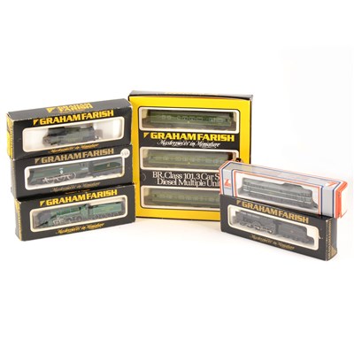 Lot 35 - N Gauge model railway; a good quantity of locomotives, wagons, coaches and accessories