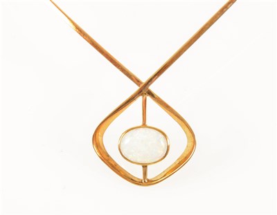 Lot 279 - A modern yellow metal collar set with an opal