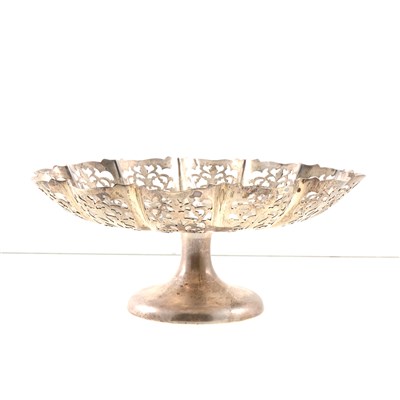 Lot 199 - A silver pedestal bowl, Viner's Ltd, Sheffield 1945