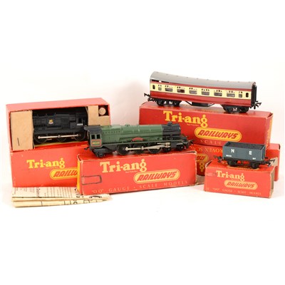 Lot 12 - Tri-ang OO gauge model railway; including R152 0-6-0 diesel shunter engine, etc