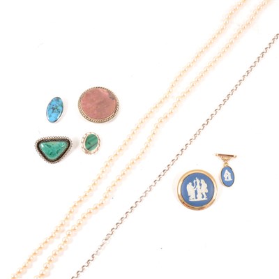 Lot 240 - A quantity of jewellery, to include a silver belcher, 60cm, four silver brooches set with semi-precious stones and other brooches and necklaces.