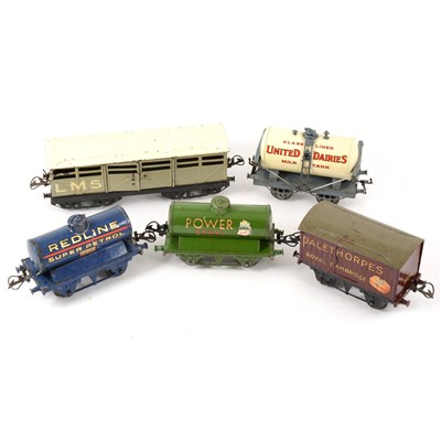 Lot 40 - O gauge railways wagons and rolling stock; mostly Hornby, one box.