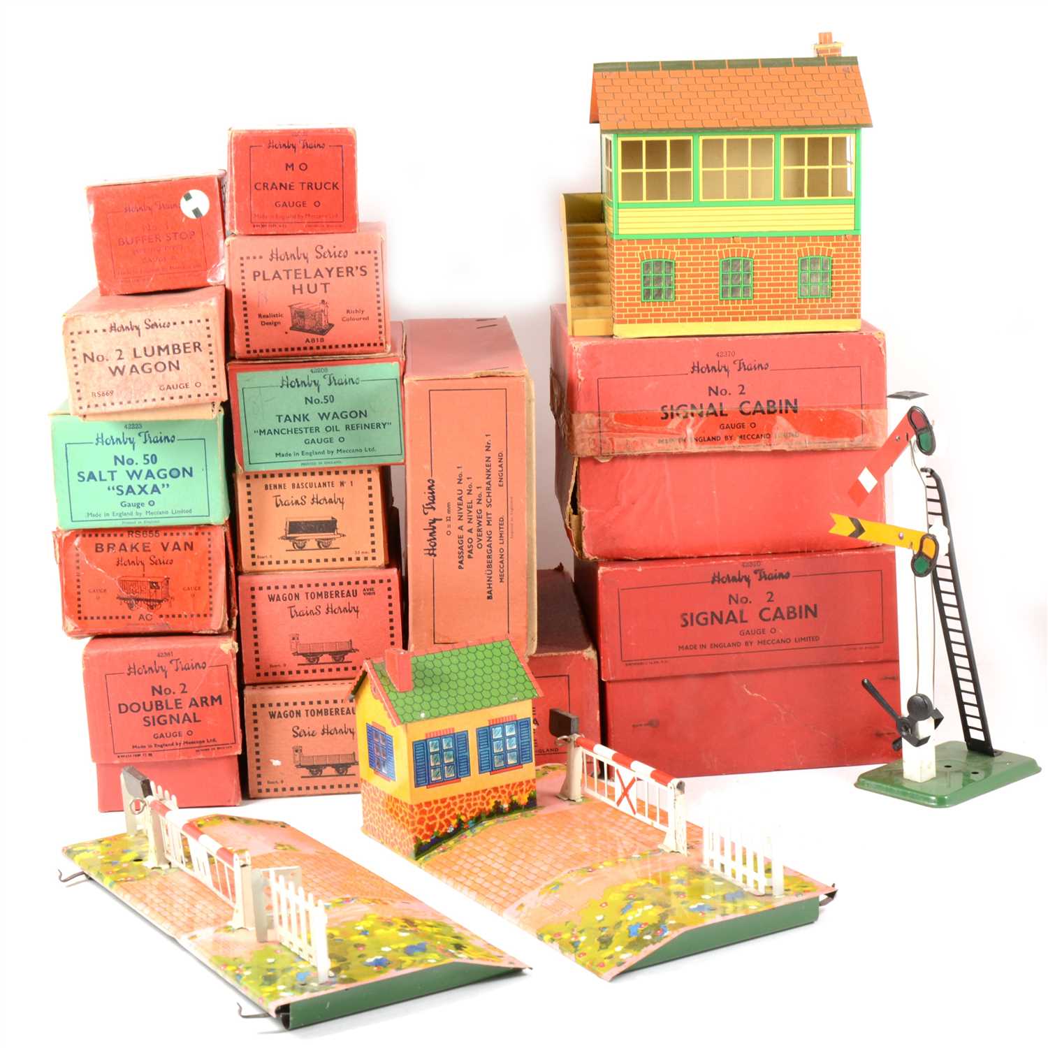 Lot 43 - Hornby O gauge railways wagons, station buildings and accessories