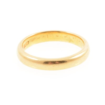 Lot 264 - A yellow metal wedding band