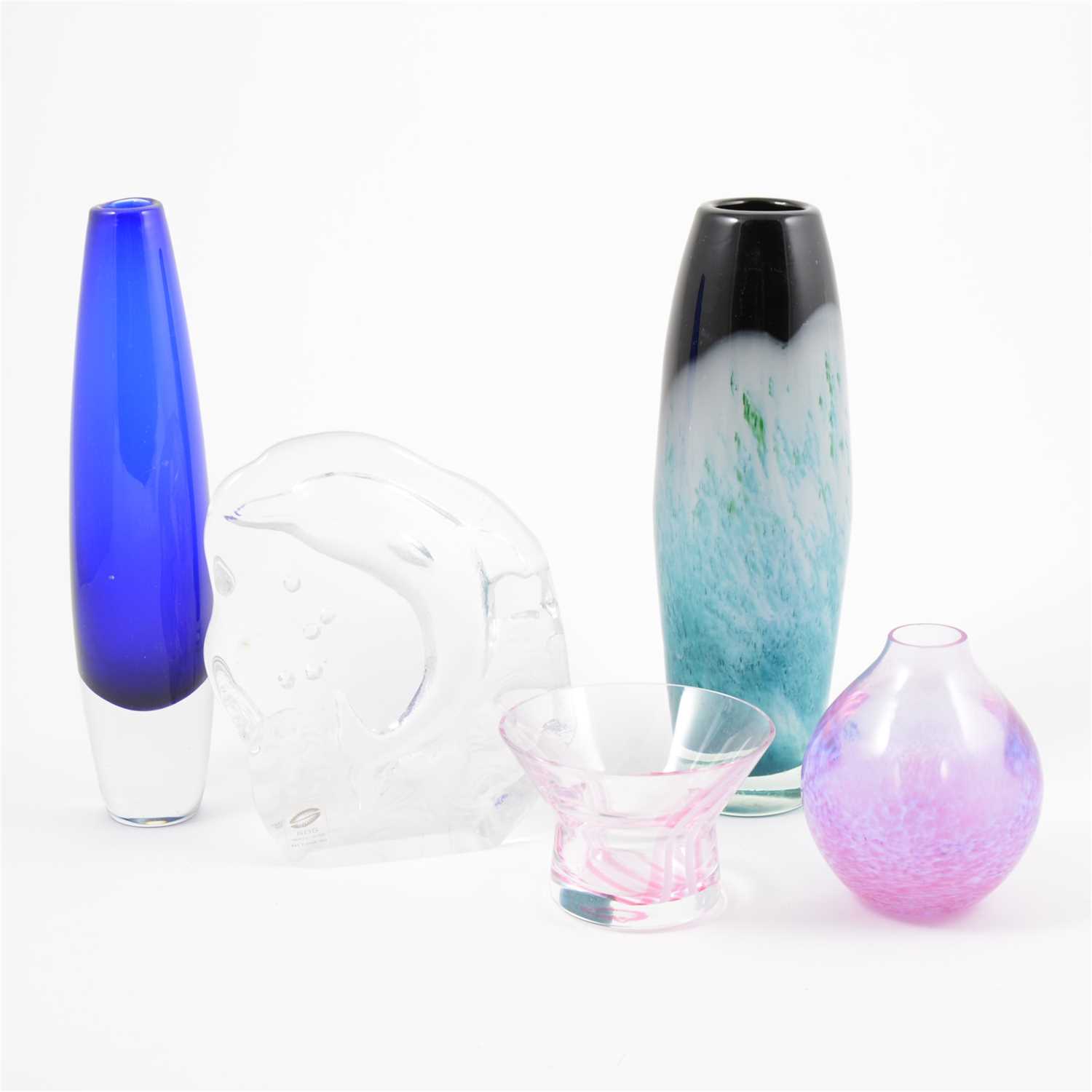 Lot 40 - A small quantity of modern glass