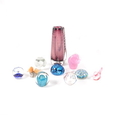 Lot 26 - Millifiore circular paperweight, ...