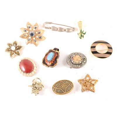 Lot 283 - A quantity of costume jewellery