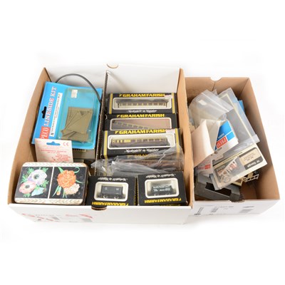 Lot 74 - N gauge model railways; a collection of mostly Graham Farish