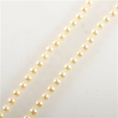Lot 336 - A cultured pearl rope necklace.