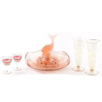Lot 122 - A quantity of vintage glassware