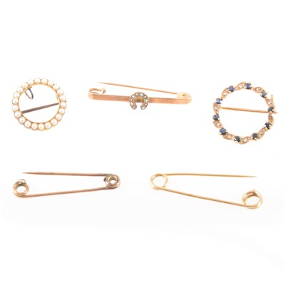 Lot 378 - Five vintage brooches.