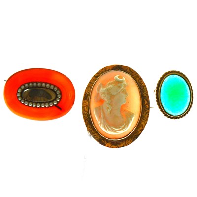 Lot 372 - Three vintage bar brooches.