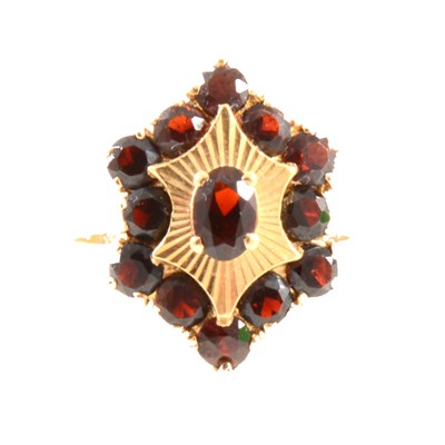 Lot 276 - A garnet dress ring.