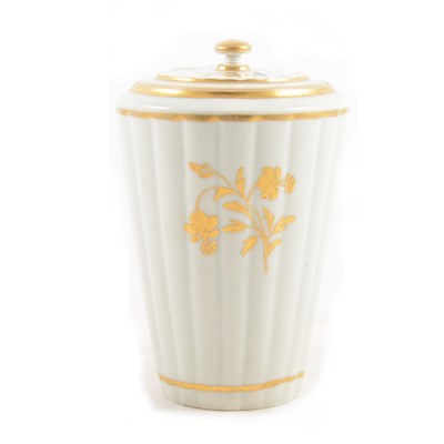 Lot 61 - English porcelain tea caddy and cover, probably Caughley, late 18th Century