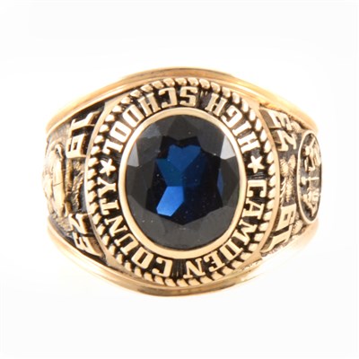 Lot 283 - An American college ring.