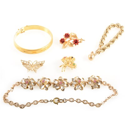 Lot 413 - A tray of gold and costume jewellery.
