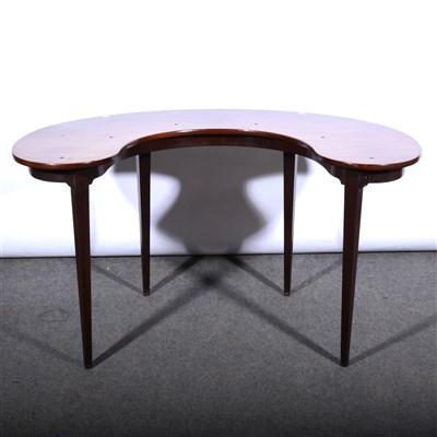 Lot 860 - A George IV mahogany open hoop hunt table