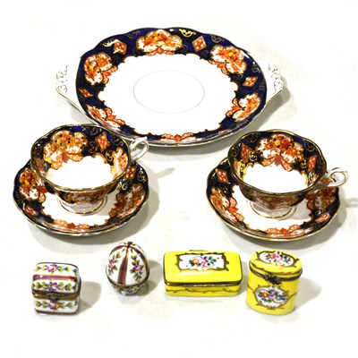 Lot 102 - A Royal Albert bone china part teaset, Heirloom pattern, ...