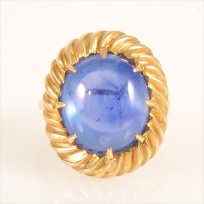 Lot 669 - A sapphire dress ring